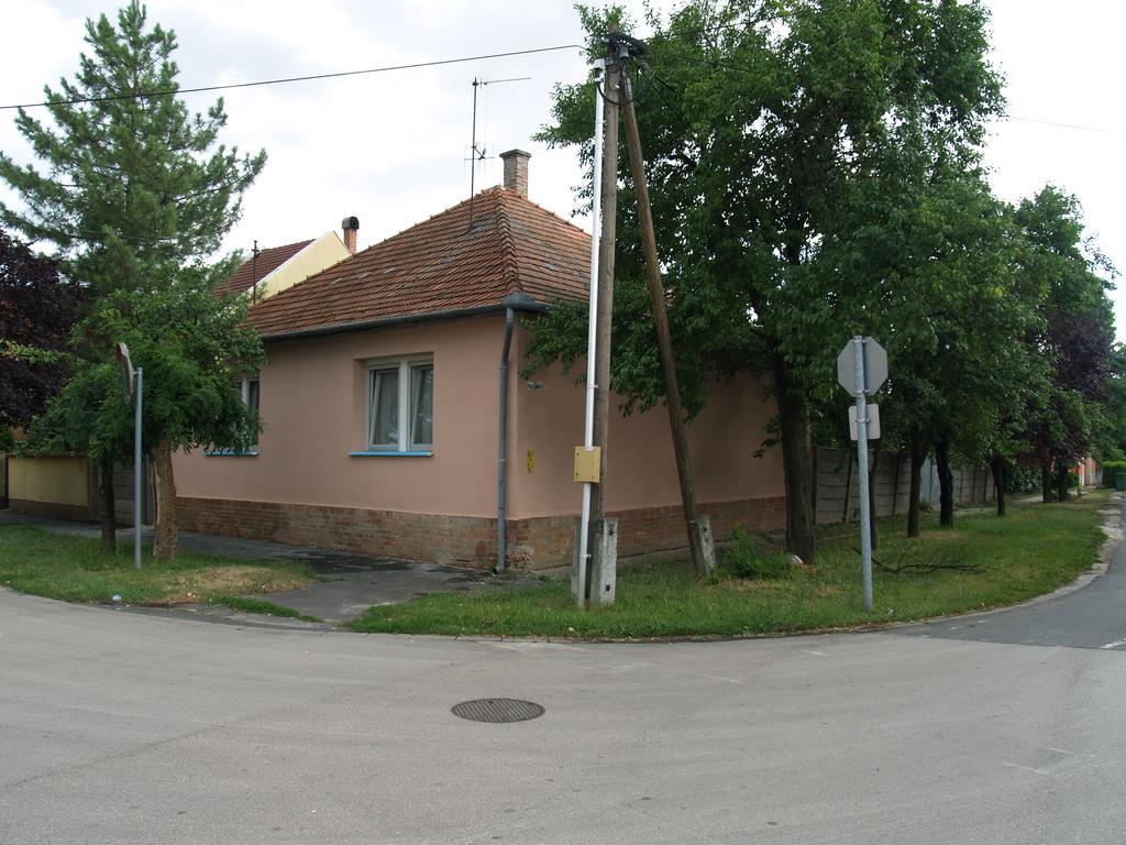 Liliom Apartman Gyula Exterior photo