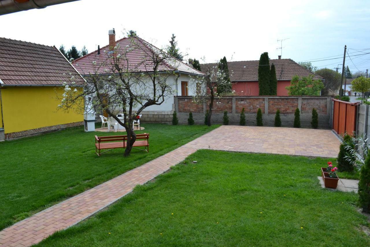 Liliom Apartman Gyula Exterior photo