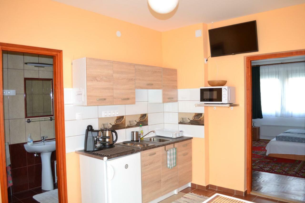 Liliom Apartman Gyula Exterior photo